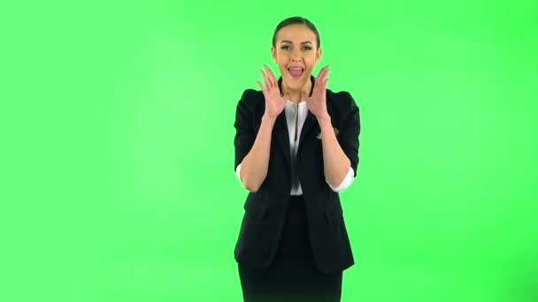 Meisje schreeuwt bellen iemand op een groen scherm in studio — Stockvideo