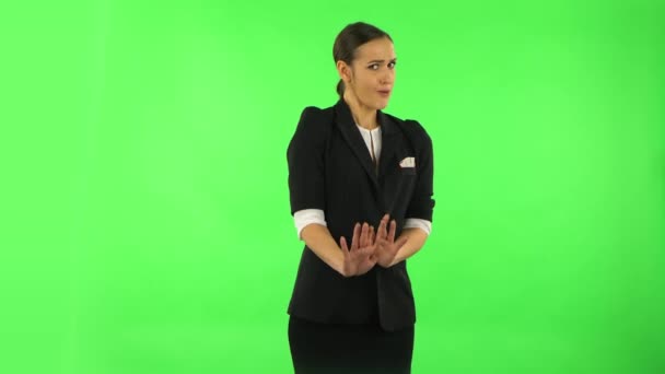 Kvinna strikt gestikulerande med händer form betyder förnekande säger nej. Grön skärm — Stockvideo