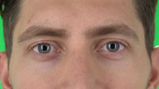 Olhos masculinos está olhando em linha reta e sorrindo, close-up — Vídeo de Stock