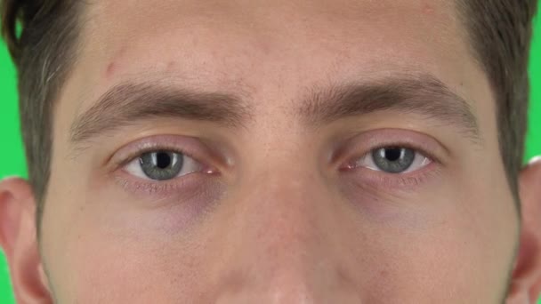 Мужские глаза выглядят прямыми и испуганными, закрываются — стоковое видео