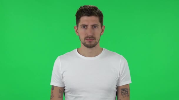 Portrait of confident guy is looking straight. Green screen — Stok video