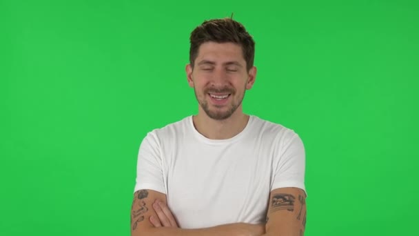 Portrait of confident guy is listening attentively, nodding his head and laughing. Green screen — Stok video