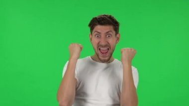 Kendine güvenen bir adamın portresi kameraya heyecanla bakar ve zaferini kutlar. Yeşil Ekran
