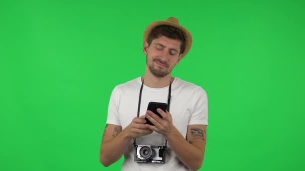 自信のある男の肖像画は、彼の電話でテキストメッセージです。緑の画面 — ストック動画