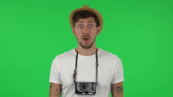 Portrait de touriste en vacances dit wow avec expression faciale choquée prend des photos sur appareil photo rétro. Écran vert — Video