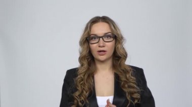 Ofis çalışanının portresi dikkatle dinler, sonra şaşırır ve baş parmağını bir sembol gibi gösterir.