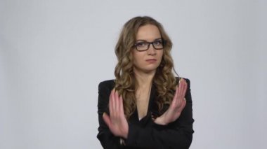 İş kadını portresi ellerini çaprazlayarak hareket ediyor. X şekli, inkar anlamına geliyor. 