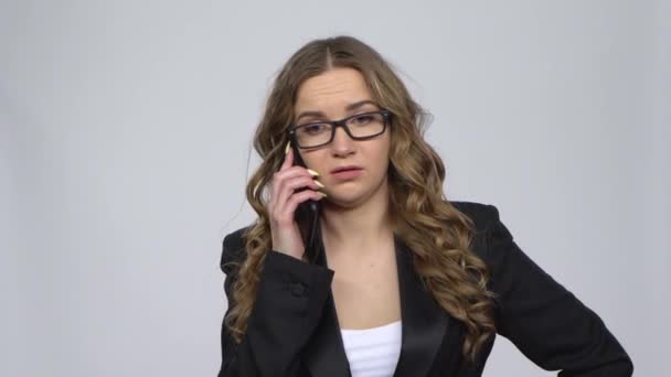 Portret wściekłej bizneswoman krzyczącej w smartfonie na szarym tle. — Wideo stockowe