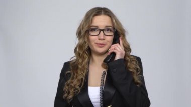 İş kadını aynı anda birden fazla telefonla konuşuyor..