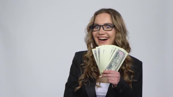 Retrato de mujer joven cuenta dinero en efectivo y luego muy feliz los abraza — Vídeo de stock