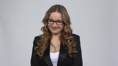 Seksi kadın flörtü parmaklarınla kalbini göstermektir ve öpüşmektir.