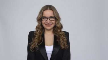 Kadın parmaklarıyla ve üfleyerek kalbini gösteriyor.