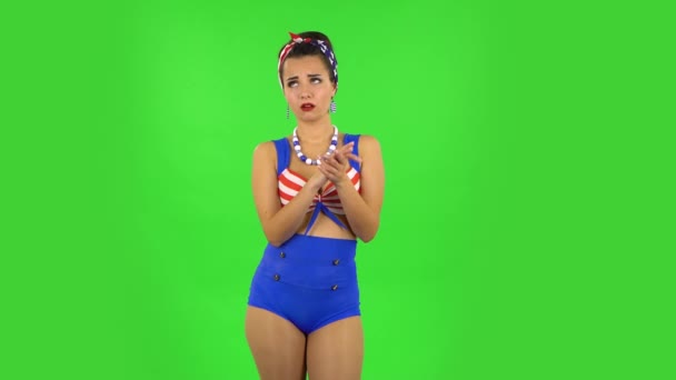 Schöne Mädchen im Badeanzug klatscht gleichgültig in die Hände. Grüner Bildschirm — Stockvideo
