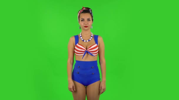Schöne Mädchen im Badeanzug zeigt zwei Finger Siegesgeste. Grüner Bildschirm — Stockvideo