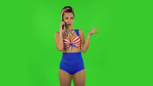 Schöne Mädchen im Badeanzug spricht für Handy. Grüner Bildschirm — Stockvideo