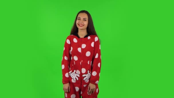 Mooi meisje in rode fleece pyjama lacht. Groen scherm — Stockvideo