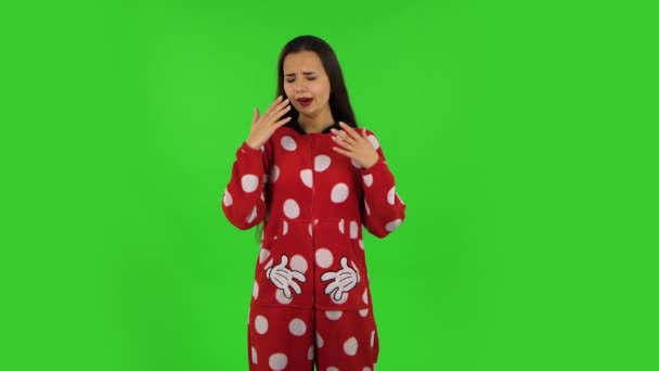 Hermosa chica en pijama de lana roja está bostezando, concepto de hora de acostarse. Pantalla verde — Vídeos de Stock