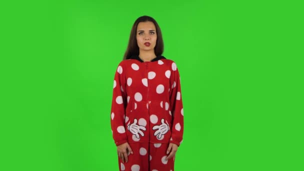 Mooi meisje in rode fleece pyjama zegt wow. Groen scherm — Stockvideo