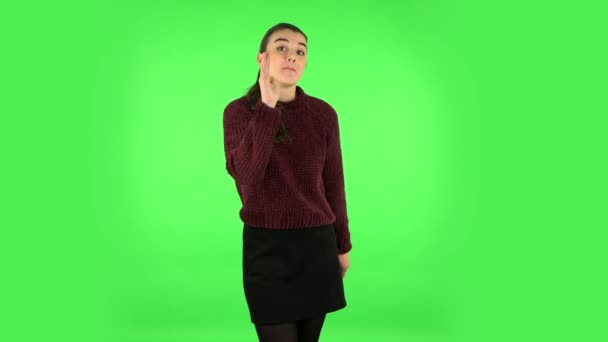 Upset girl shrugs and shakes her head negatively. Green screen — Stock Video