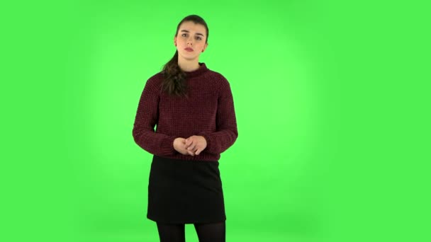 Displeased woman indignantly talking to someone, looking at the camera. Green screen — Αρχείο Βίντεο