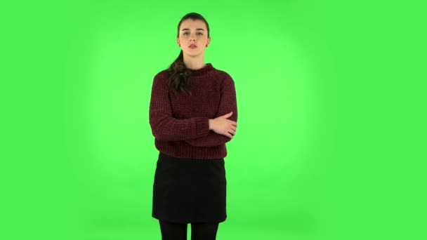 Displeased woman indignantly talking to someone, looking at the camera. Green screen — Αρχείο Βίντεο