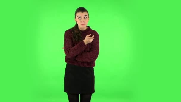 Una chica conmocionada y con miedo grita. Pantalla verde en el estudio — Vídeo de stock