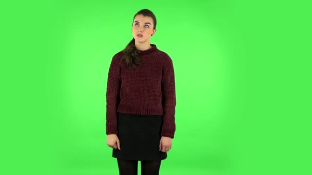 Zdenerwowana dziewczyna krzyczy mocno zakrywając uszy rękami. Zielony ekran w studio — Wideo stockowe