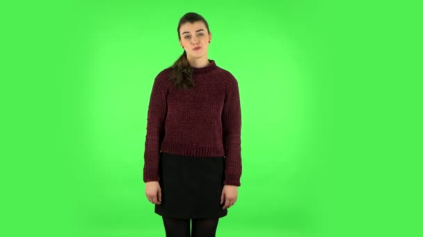 Mädchen schreit jemanden auf einem grünen Bildschirm im Studio an — Stockvideo