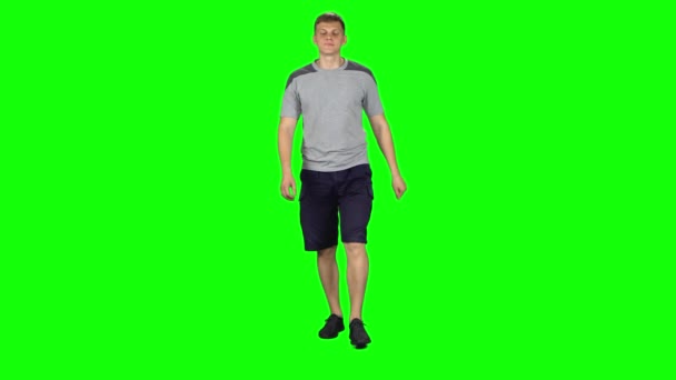 Joven caminando y bostezando en una pantalla verde, Chroma Key — Vídeos de Stock