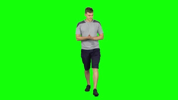 Unge man går sedan börjar springa, Chroma Key — Stockvideo