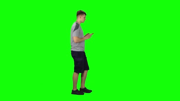 Leende kille sms:ar i telefon, Chroma Key. Profilvy — Stockvideo