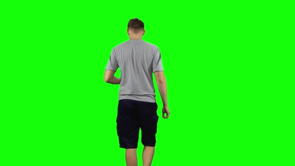 Le gars va parler au téléphone, Chroma Key. Vue arrière — Video