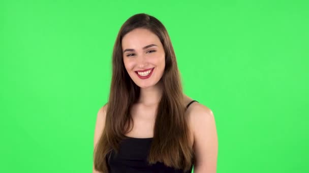 Retrato de mulher alegre estourando com o riso sendo positivo sobre tela verde — Vídeo de Stock