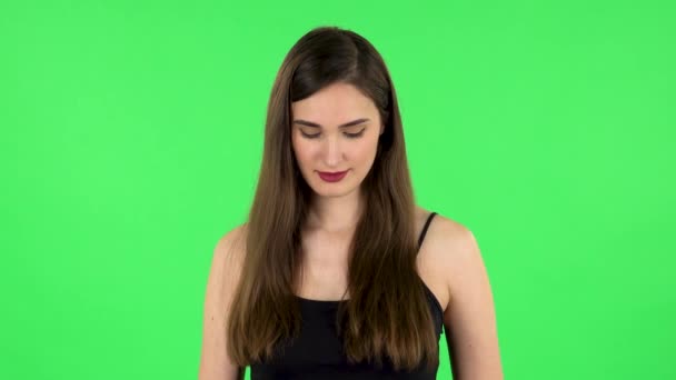 Girl talking for mobile phone, very shocked. Green screen — Stock Video