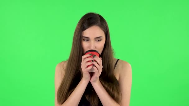 Joven alegre disfrutando del café en la pantalla verde — Vídeos de Stock