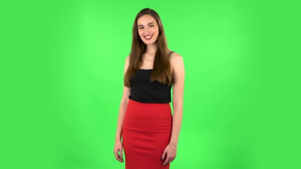 Vrolijke vrouw barsten met gelach wordt in positieve over groen scherm — Stockvideo