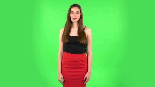 Schöne Mädchen berichtet und erzählt eine Menge interessanter Informationen. Grüner Bildschirm — Stockvideo