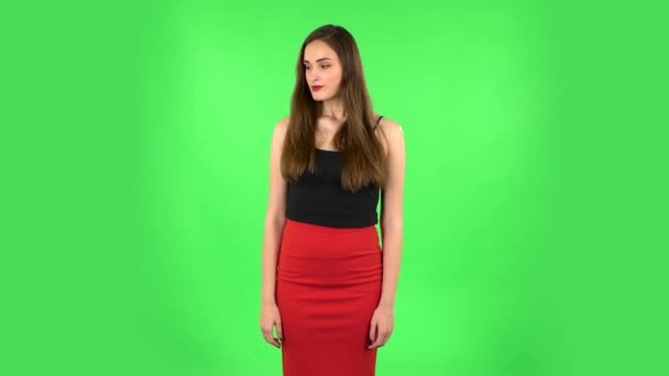 La ragazza minaccia con un pugno. Schermo verde — Video Stock