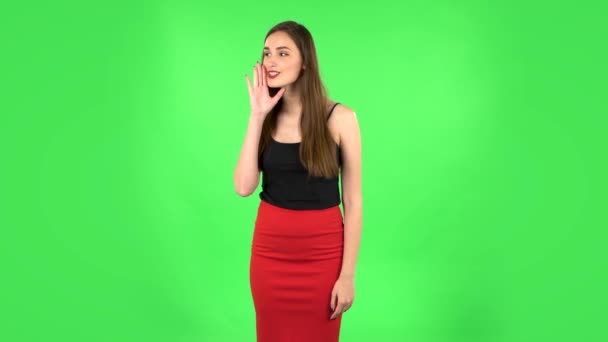 Dívka křičí volat někoho na zelené obrazovce ve studiu — Stock video