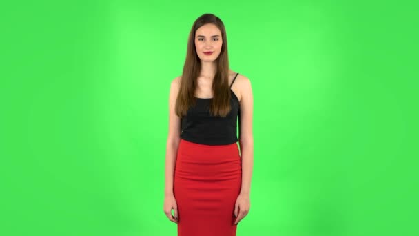 Female listens attentively and nods his head pointing finger at viewer. Green screen — Stock Video
