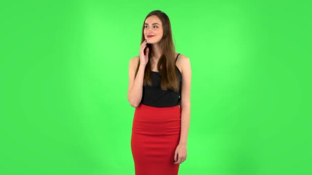 Lovely girl daydreaming and smiling looking up. Green screen — Stock Video