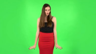 Genç, sakin bir kadın dinleniyor, meditasyon yapıyor. Kız stresi reddeder ve durumu kabullenir, sakinleşir, derin nefes alır. Yeşil Ekran