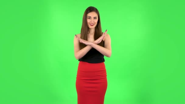 엄격하게 손을 교차하여 몸짓을 하는 여성은 X 자 모양을 부정하는 것을 의미 합니다. 녹색 화면 — 비디오