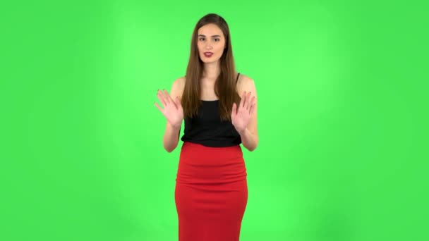 Γυναίκα αυστηρά gesturing με το σχήμα των χεριών σημαίνει άρνηση λέγοντας όχι. Πράσινη οθόνη — Αρχείο Βίντεο
