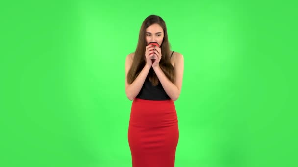 Весела молода жінка насолоджується кавою на зеленому екрані — стокове відео