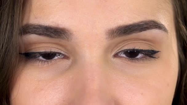 Close-up van bruin mooi meisje ogen. — Stockvideo