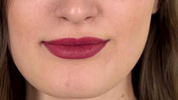Young woman with a red lips surprises. Close up — Stock Video