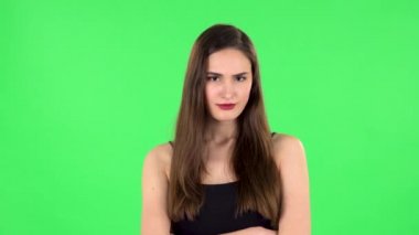 Sevimli dişi gücenmiş olarak duruyor ve sonra gülümsüyor. Yeşil Ekran