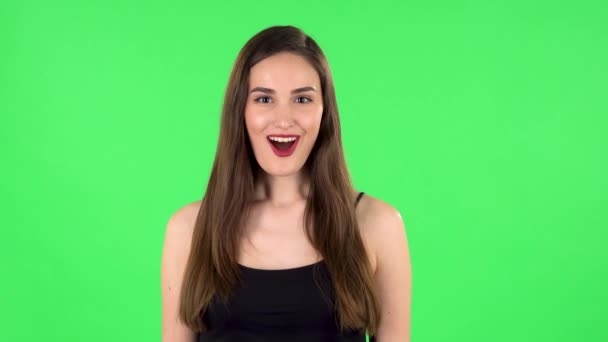 충격적 인 표정을 짓고 있는 매우 놀란 소녀. 녹색 화면 — 비디오