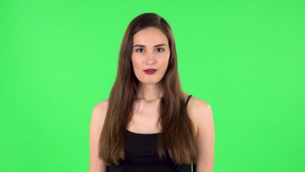 La chica dice wow con sonrisa. Pantalla verde — Vídeo de stock